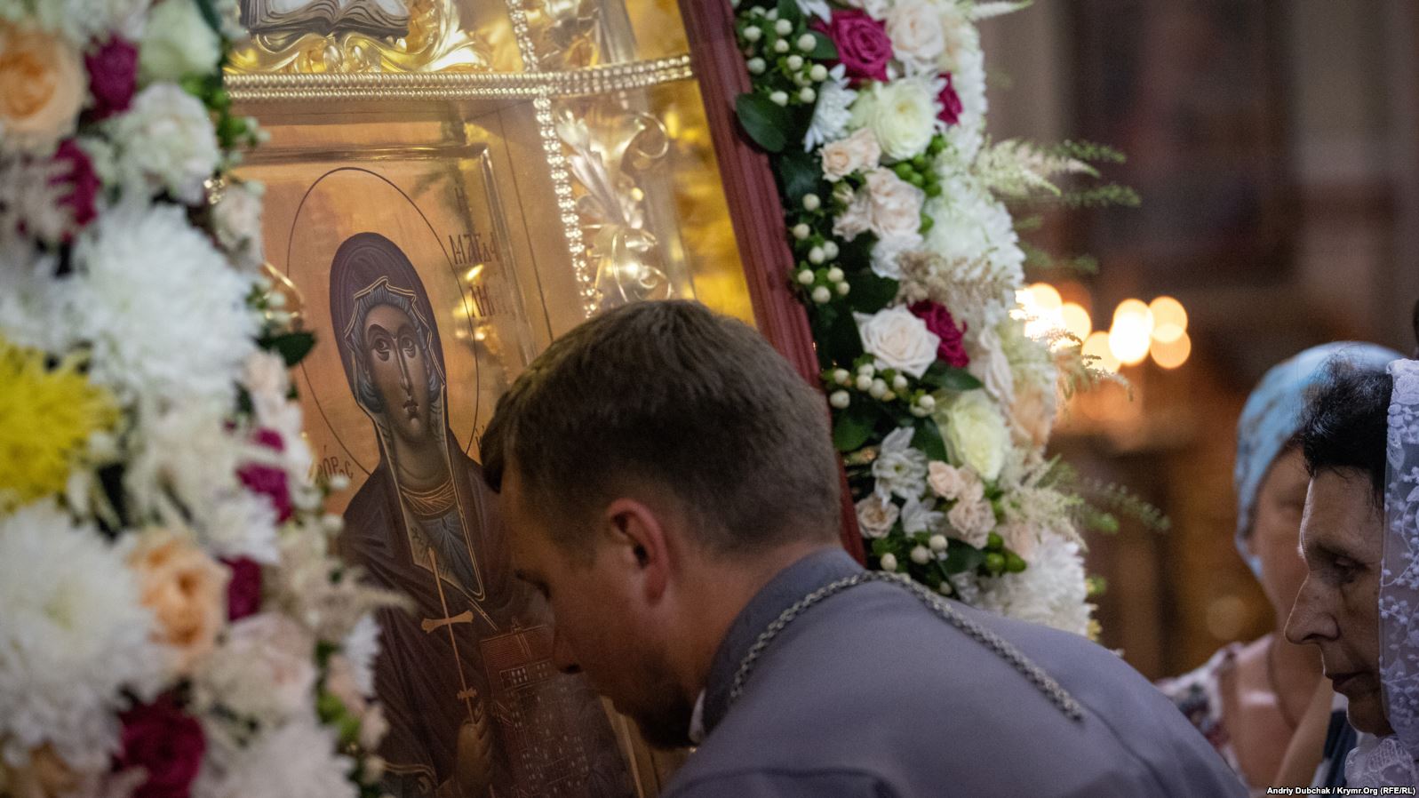 Священник притуляється до ікони святої рівноапостольної Марії Магдалини