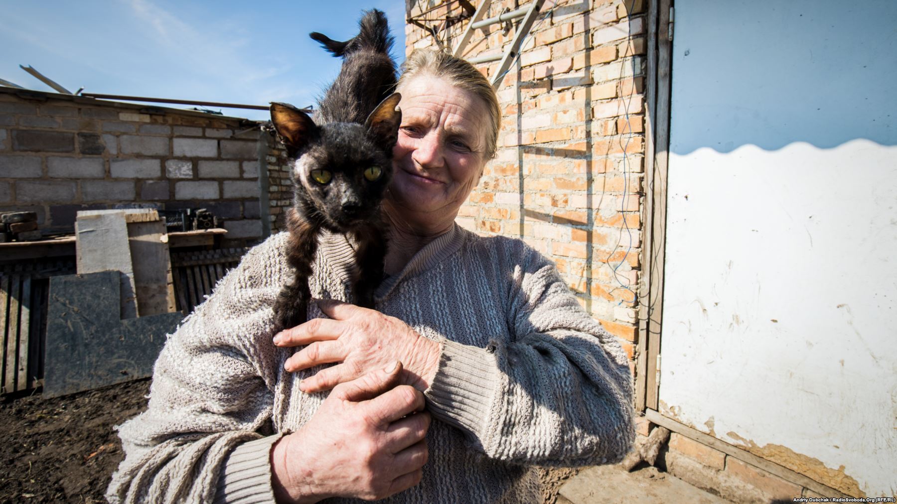 «Привіт із Водяного». Баба Зоя зі своїм котом Тімкою. Кіт був поранений та зараз хворіє, жінка як може лікує його