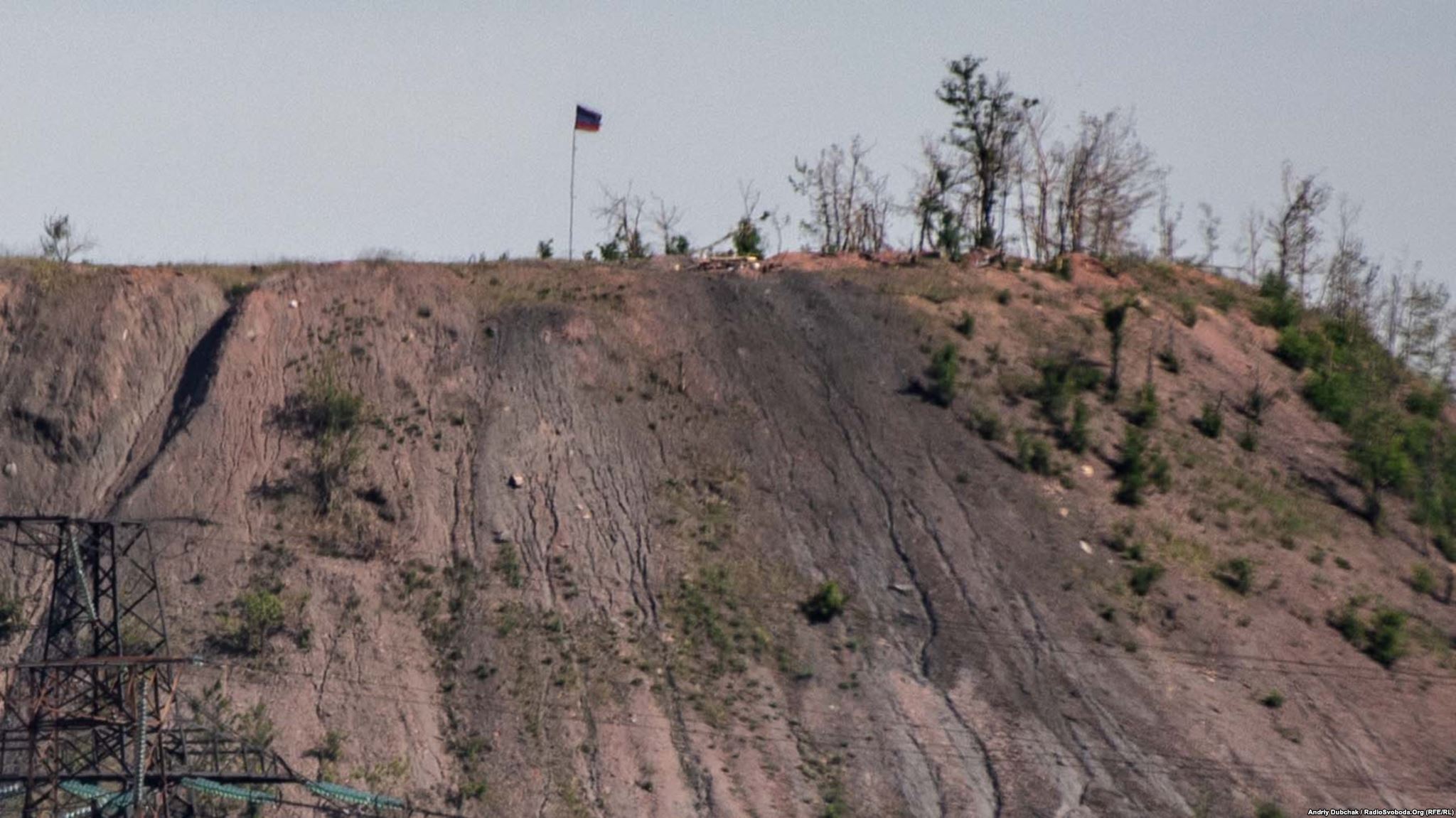 Терикон, на якому розташовані вогневі точки контрольованих Росією бойовиків. На фото - одна з них з символікою угруповання «ДНР» над фортифікаціями