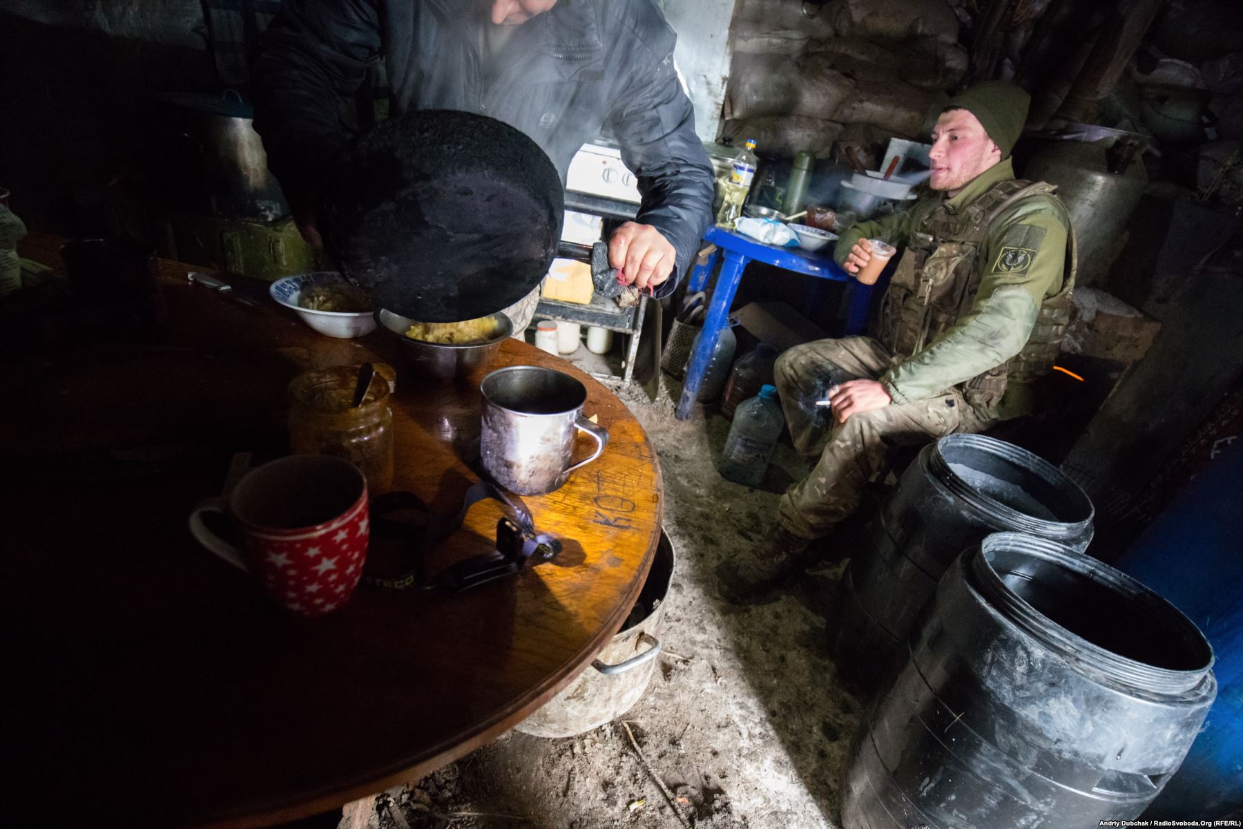 Морпіх п’є каву і курить у кухні-бліндажі під Широкином