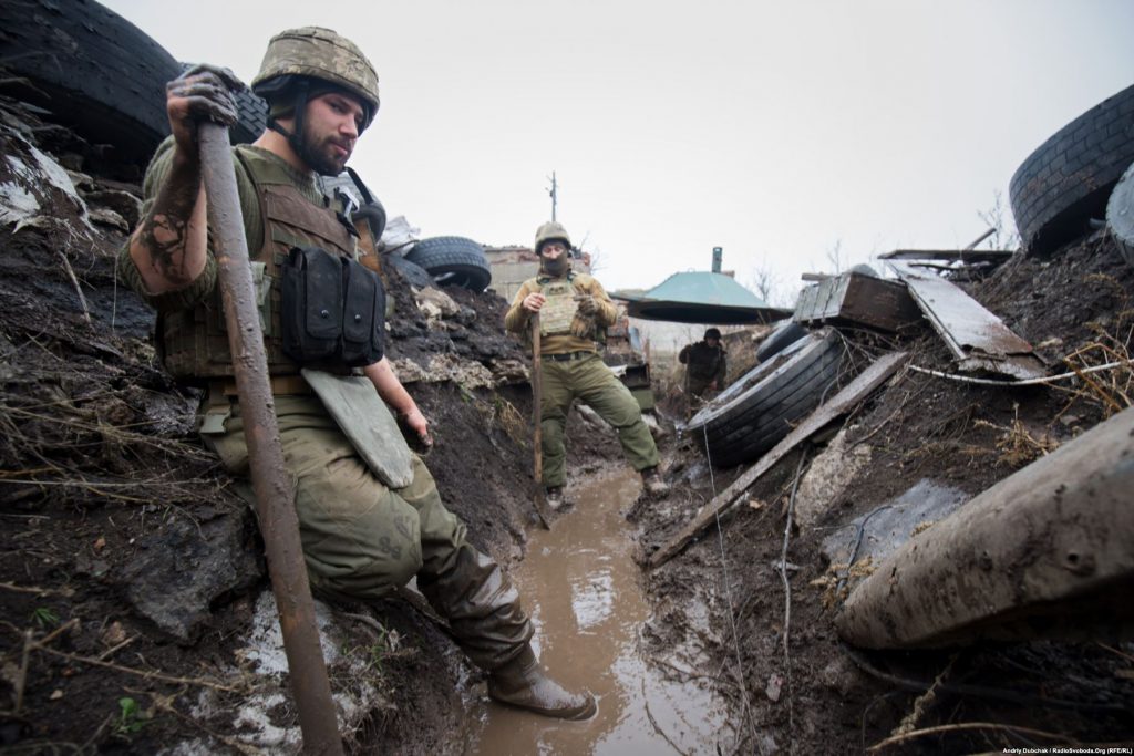 Солдати копають окоп | фото: Андрій Дубчак
