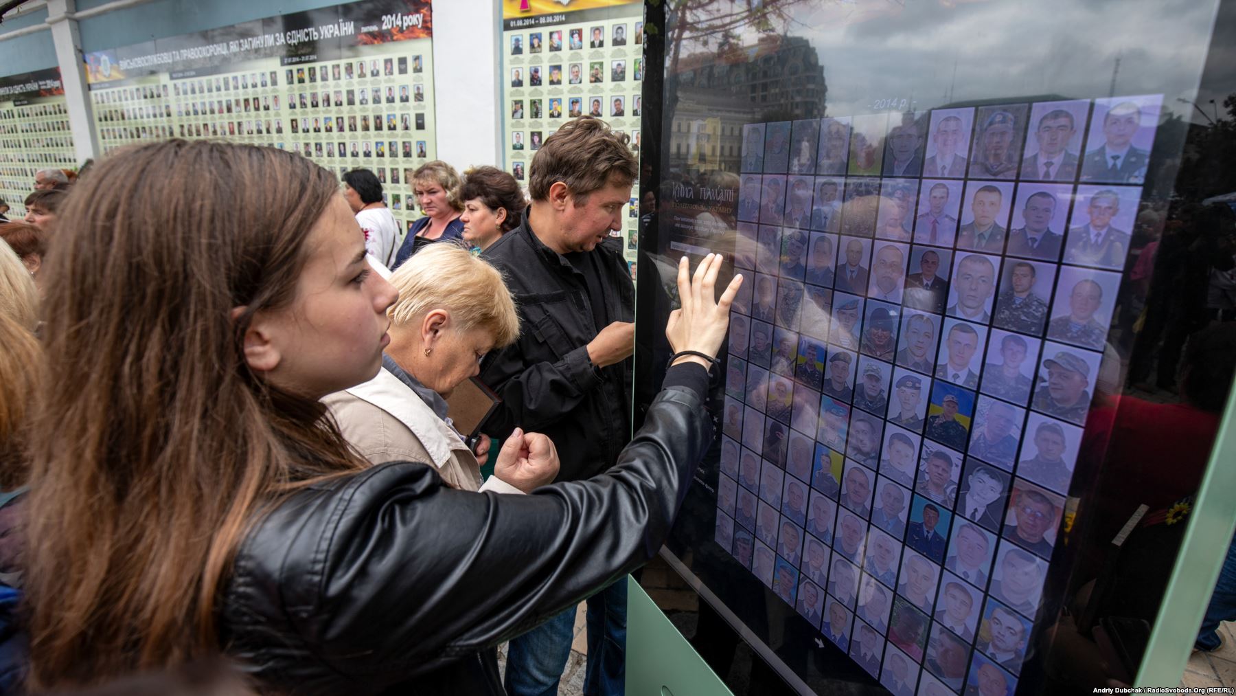 Біля Стіни пам’яті Михайлівського собору відкрили інтерактивну електронну дошку, на якій можна прочитати про загиблих воїні