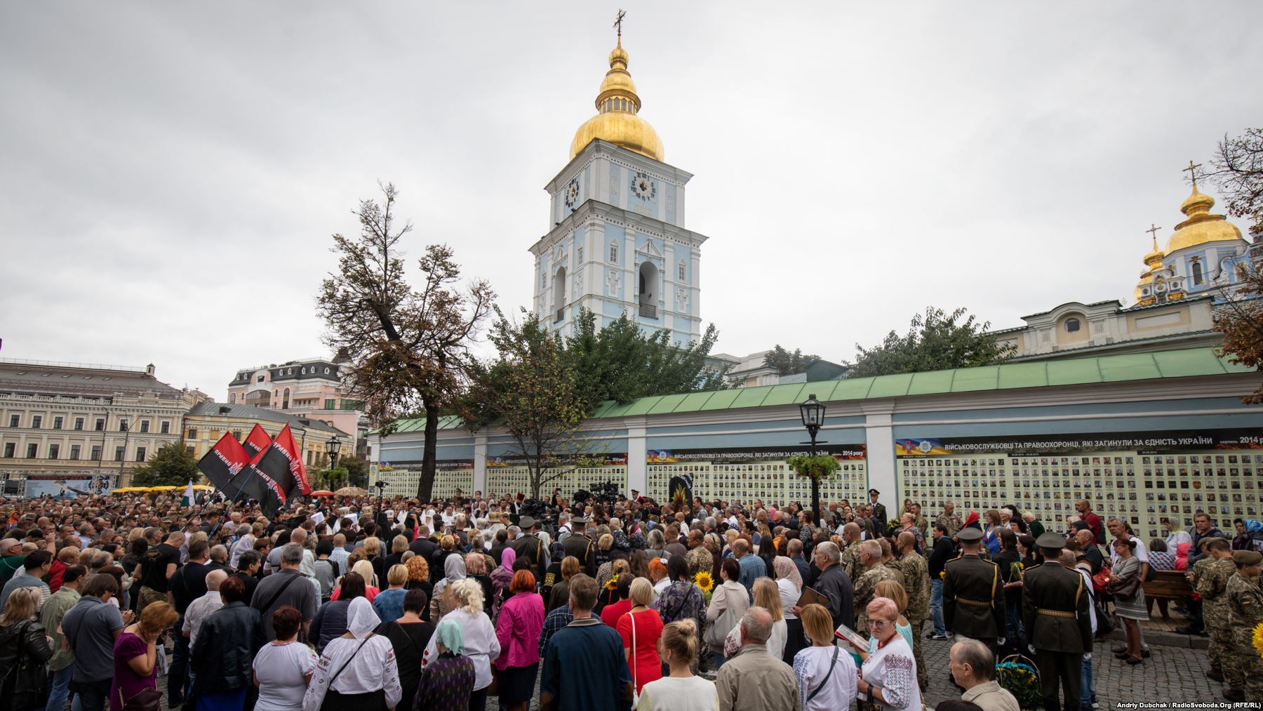 Вшанувати пам’ять загиблих до стін Михайлівського собору прийшло декілька сотень людей: сім’ї загиблих героїв, їхні побратими, друзі, представники громадських організацій