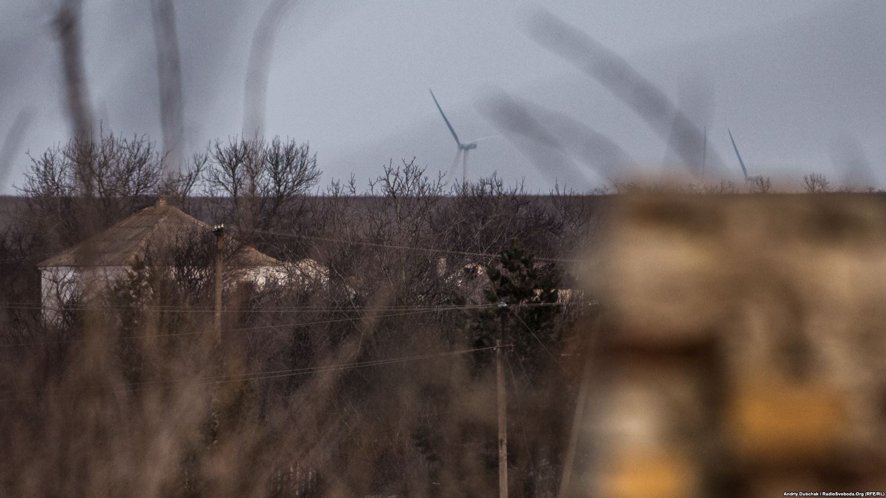 Вітряки на горизонті – то вже «глибокий тил» території, яку контролює угруповання «ДНР». Звідти по селу і позиціях українських військових може бити ворожа артилерія