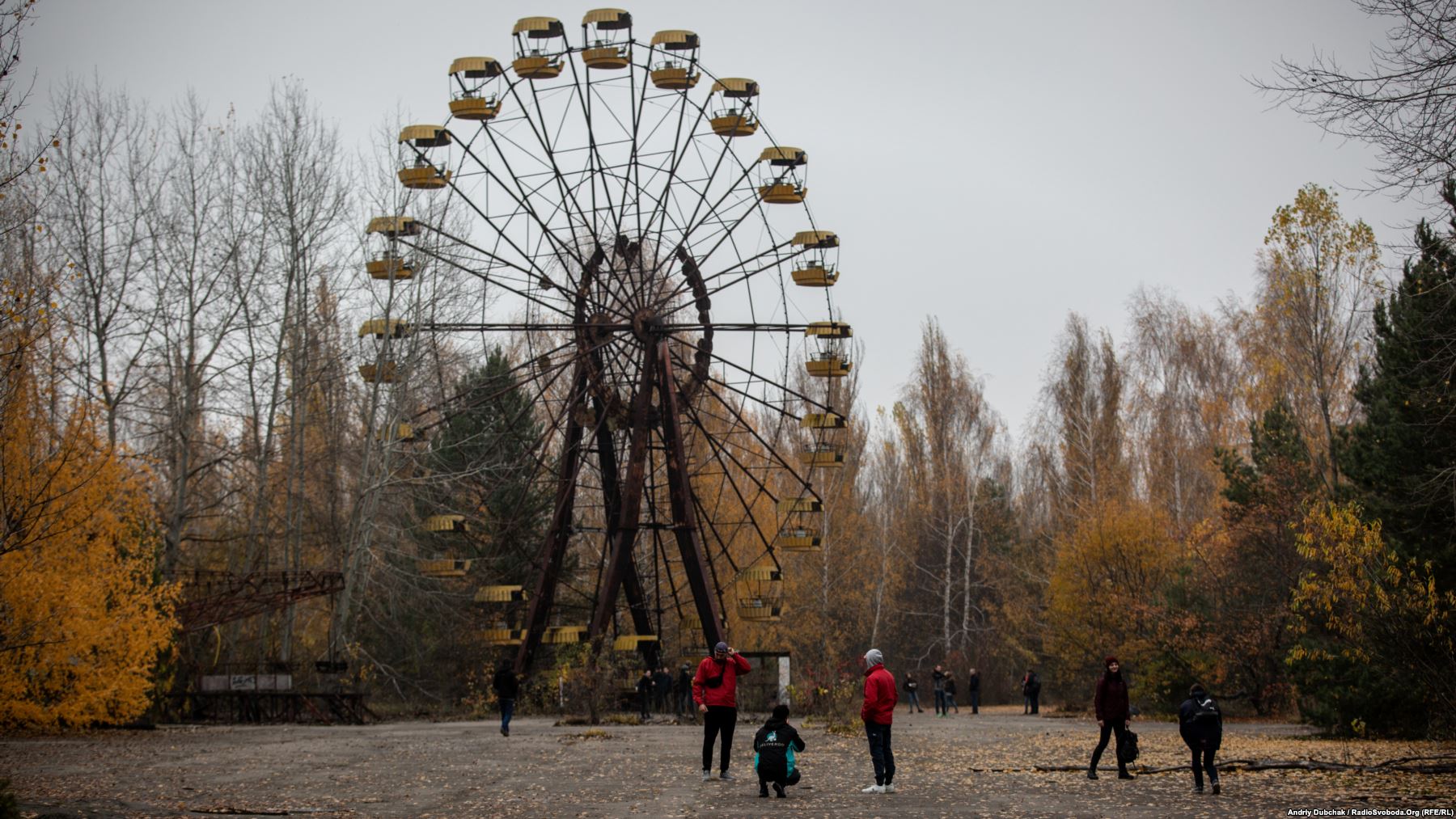 Наразі Чорнобильська зона відчуження перетворюється на одне з найпопулярніших туристичних місць в Україні. На фото – іноземні туристи біля оглядового колеса «мертвого» міста Прип'ять