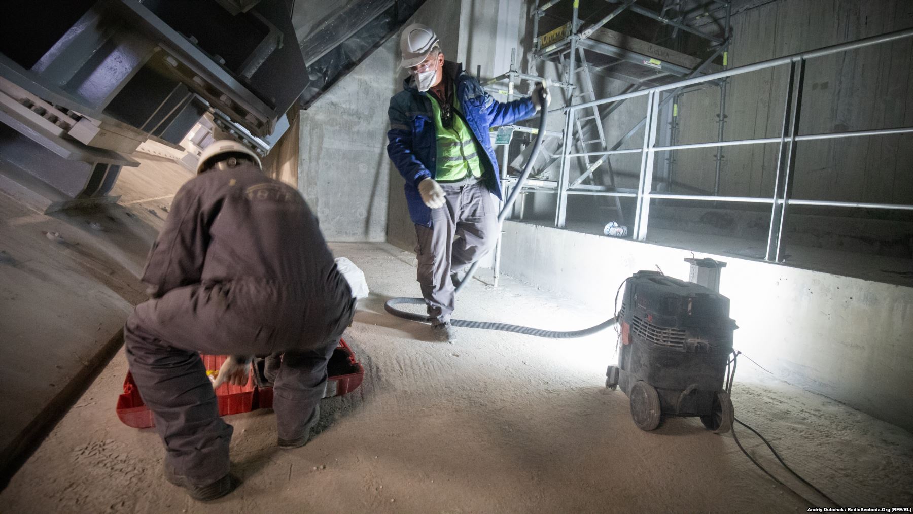 Робітники станції шліфують стики бетонних опор нового конфайнменту. Хоча пилюки багато, але рівень її радіоактивності та зовнішнього фону досить невеликий, що дозволяє працювати без шкоди для здоров'я 