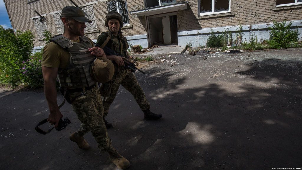 Йдемо в супроводі військових до передових позицій ЗСУ потрощеною артилерією Мар’їнкою