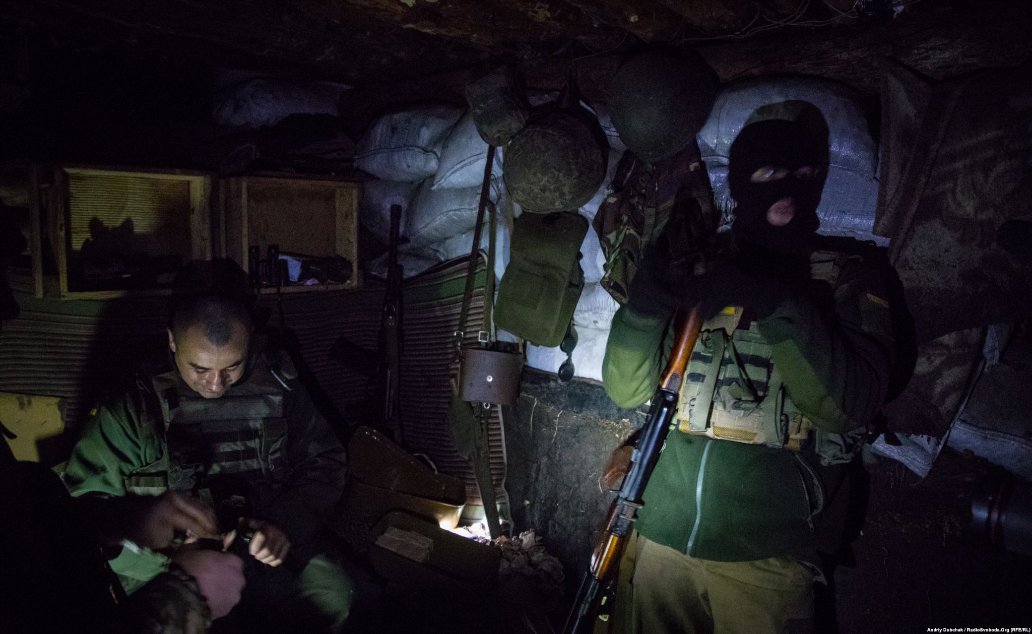 Warriors load magazine cases with bullets. Many of them do not want to “show” their faces to our cameras – their relatives think they are at a “training center” (photo by ukrainian military photographer Andriy Dubchak)