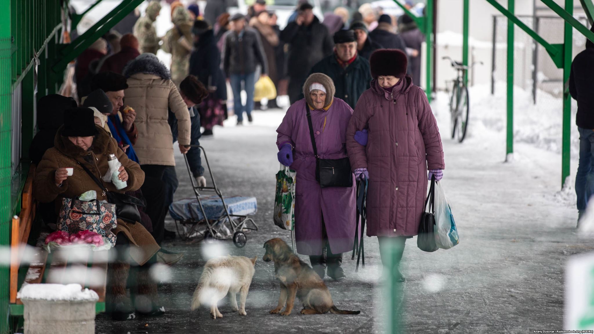 People crossing Stanytsia Luhanska checkpoint photo by Andriy Dubchak