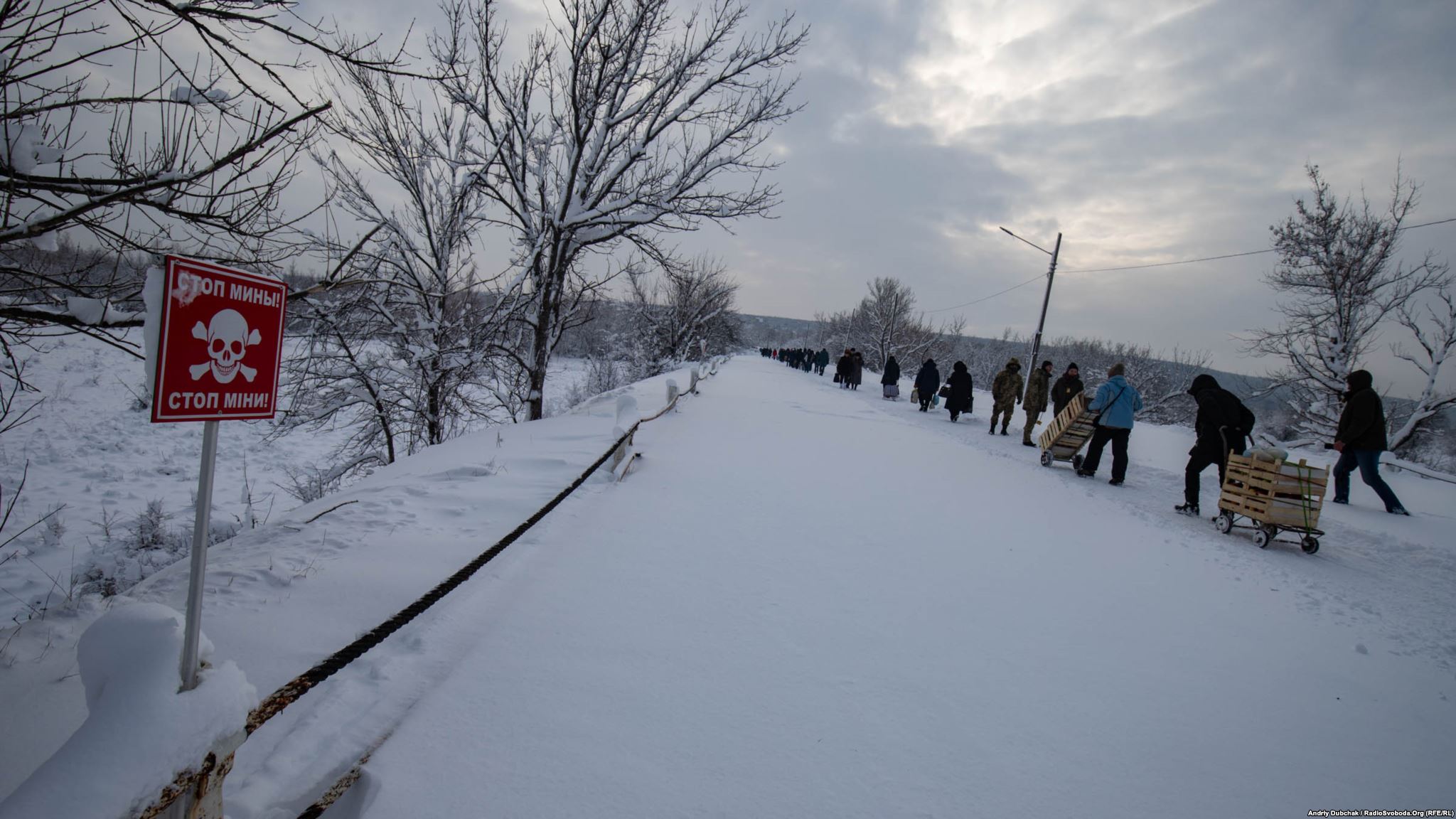 People crossing Stanytsia Luhanska checkpoint photo by Andriy Dubchak