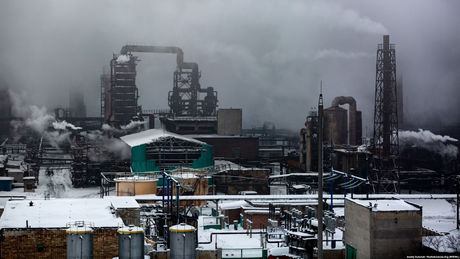 Авдіївський коксохімічний завод (АКХЗ) в Донецькій області є одним з найбільших у Європі з коксохімічних підприємств. Його площа сягає 340 гектарів, тут працюють майже чотири тисячі людей. Удень видобуток коксу становить 9300 тонн