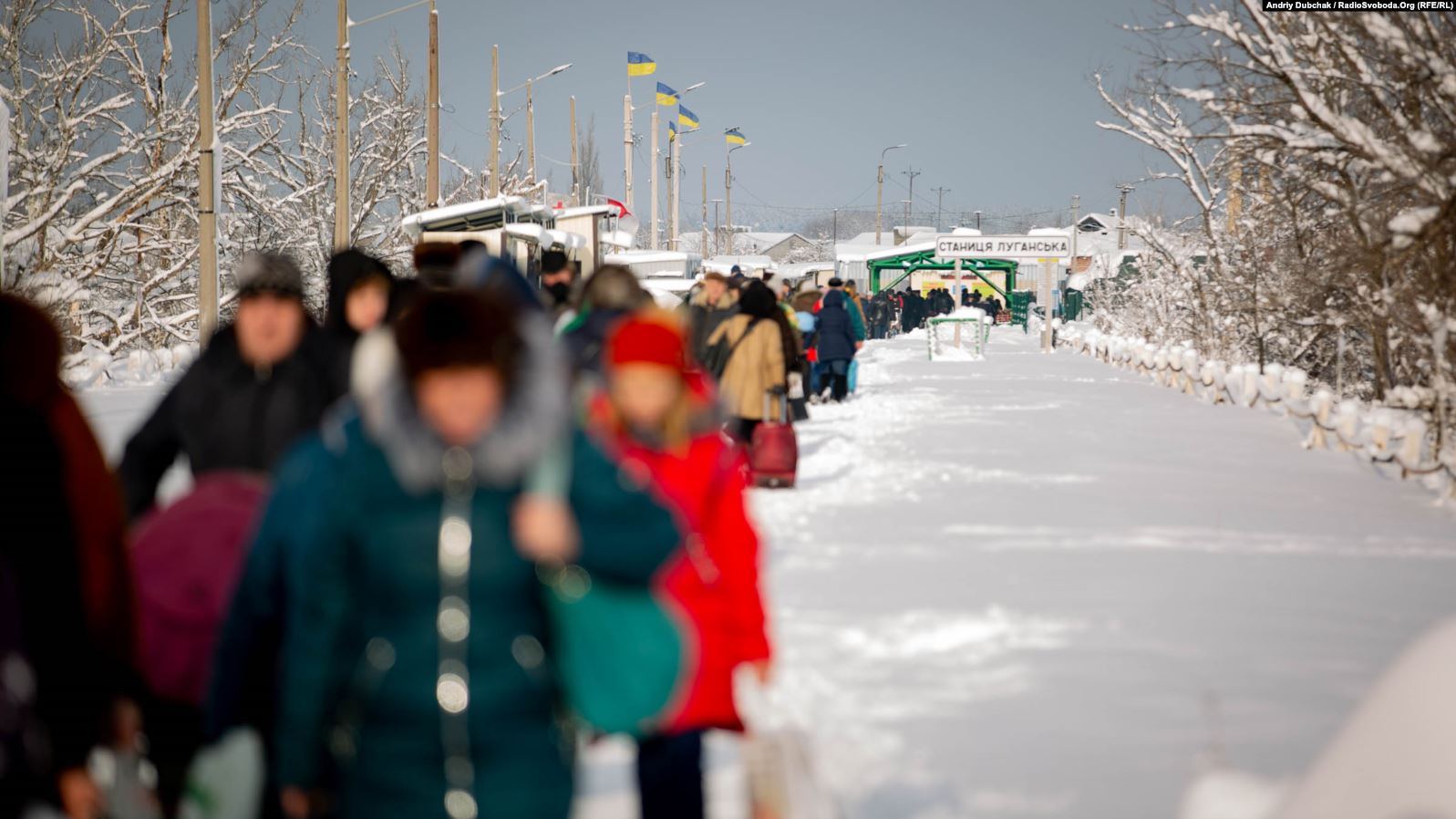 Колона людей йде з «з української» сторони КПВВ «Станиця Луганська» на територію контрольовану бойовиками «ЛНР»