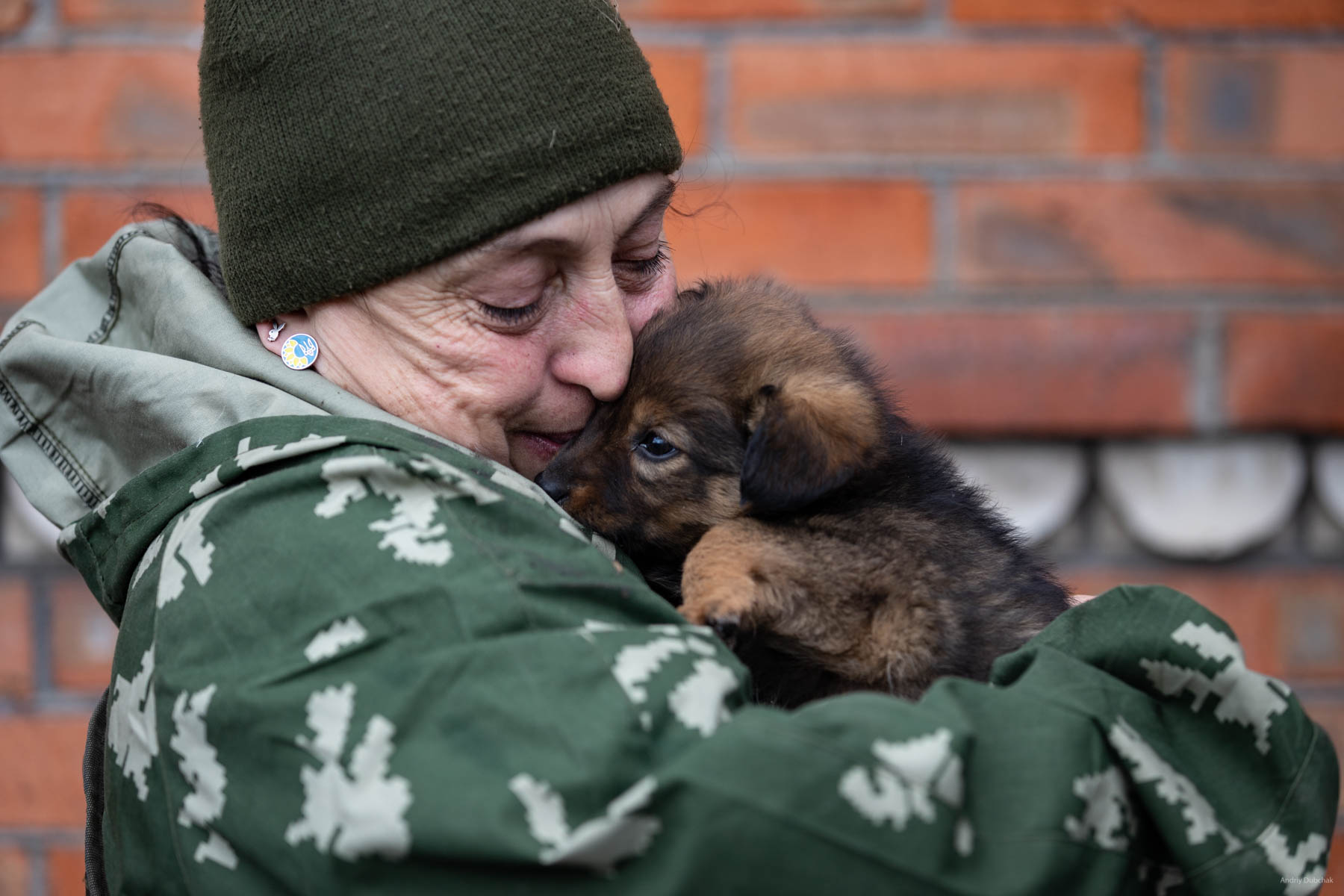 A combat medic, "Viktorovna," is playing with Fly the puppy, before traveling to a concert in Mariupol. Soldiers prepare food themselves. Since the boys are mostly young, they often eat "what is available", "not bothering" themselves with cooking. Probably, that is why a single woman here, the combat medic of the company, "Victorovna", who always cooks a lot of very tasty foodstuff, has guests in the house all the time, especially in the kitchen ... :) In all the shelters and basements, many animals (cats, dogs) live with fighters. As a rule, if there are dogs - there are no cats. And vice versa. Shirokine, March 2018.