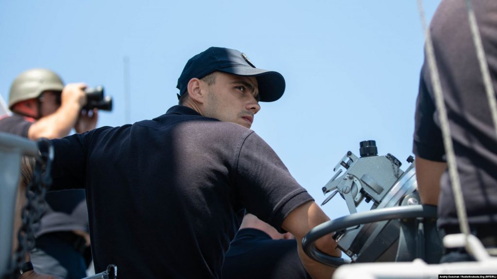 Командир корабля, капітан третього рангу Віталій Кубарич на ходовому містку, photo: Andriy Dubchak