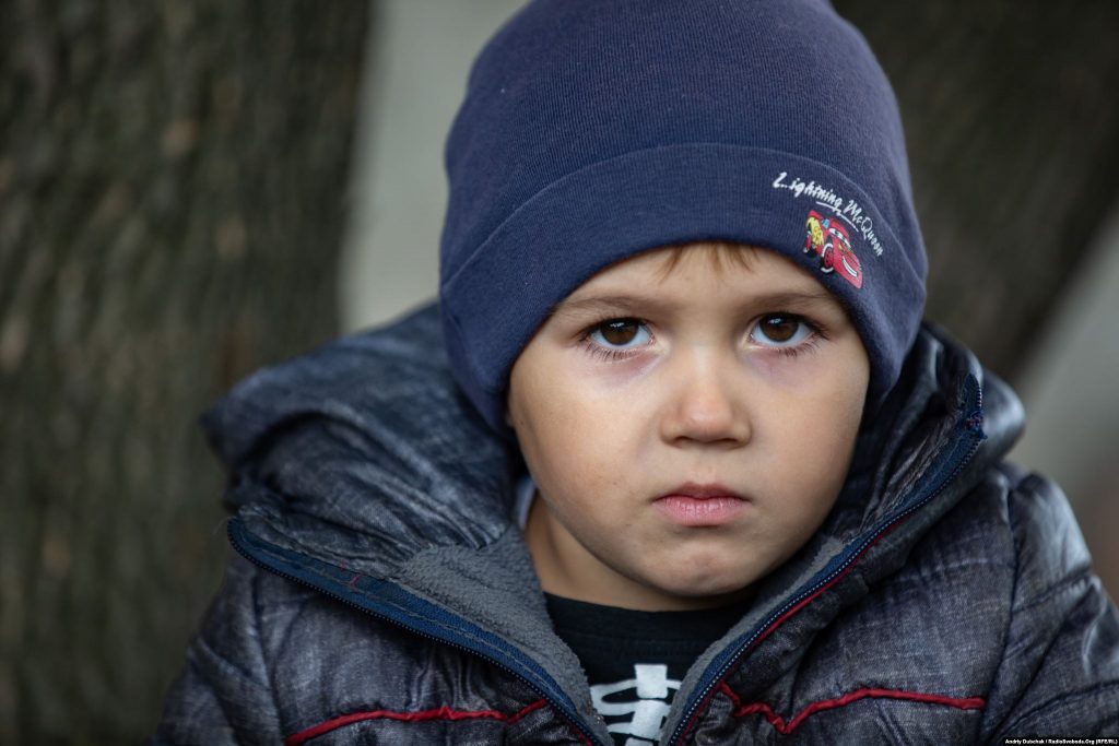 Жора (чотири роки) з Золотого-4. Війна в Україні. Діти на лінії фронту. Фото: Andriy Dubchak