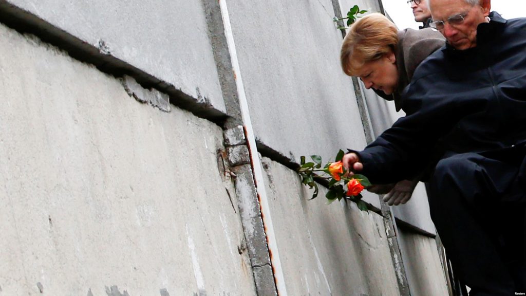 Із нагоди річниці Берлін відвідало багато міжнародних делегацій і офіційних представників. Канцлер Німеччини Анґела Меркель у своєму виступі зазначила, що цінності, на яких заснована Європа, – свобода, демократія, рівність громадян, правова держава і повага до прав людини, – потребують захисту і зараз. Цей день, заявила вона, «особливим чином відображає як найжахливіші, так і найщасливіші моменти німецької історії, цей день нагадує нам про необхідність рішуче протистояти ненависті, расизму й антисемітизму». Канцлер Німеччини мала на увазі історичний збіг. 9 листопада 1989 року відбулося падіння Берлінського муру, а 9 листопада 1938 року в гітлерівській Німеччині пройшли єврейські погроми, після яких, як нагадала Меркель, почалися злочини нацистів проти людяності і Голокост