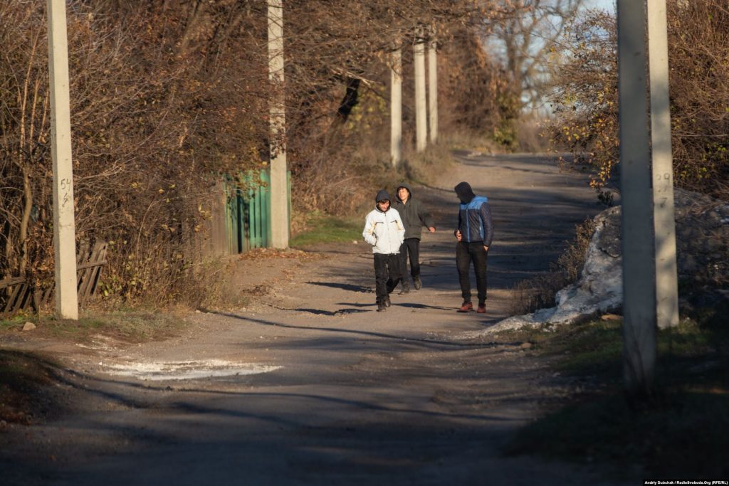 Young kids on a street in Katerynivka (photographer Andriy Dubchak)