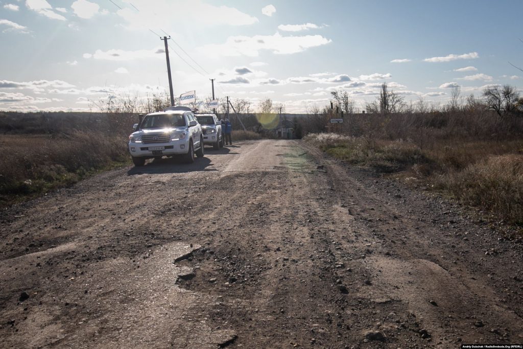 ОБСЄ спостерігає за процесом розведення військ біля в’їзду до Катеринівки.  Золоте (фотограф Андрій Дубчак)