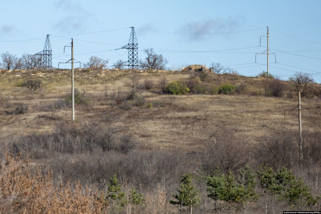 На висотах за селом розташовані запасні позиції другої лінії оборони української армії.  Золоте (фотограф Андрій Дубчак)