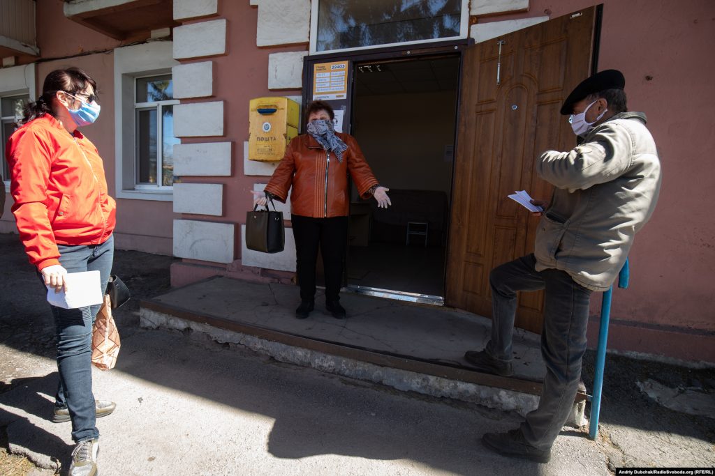 Інна, Людмила та Сашко у черзі біля відділення Укрпошти