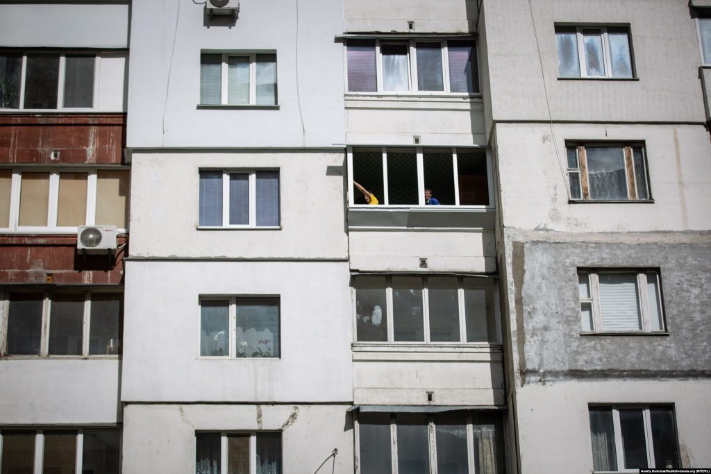 Поки карантин, чоловіки будують балкон у одній з висоток спального району. Фото - Андрій Дубчак