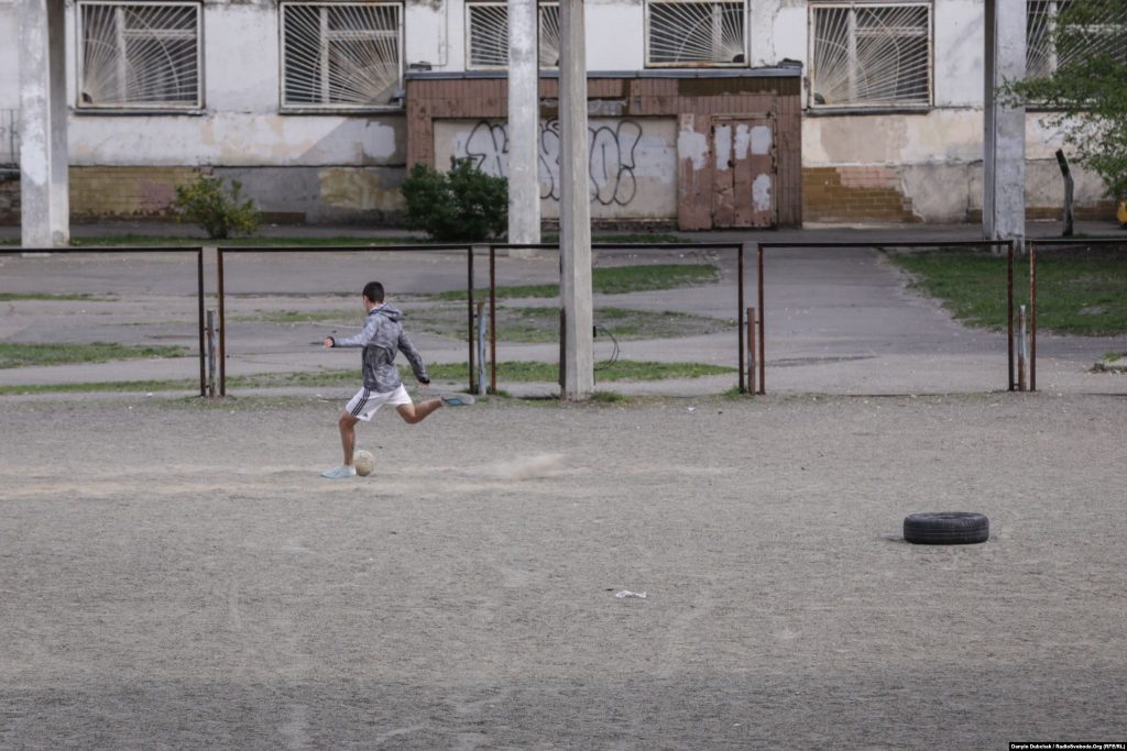 Молодий футболіст тренується на спортмайданчику школи в районі вулиці Радунської. Фото - Данило Дубчак
