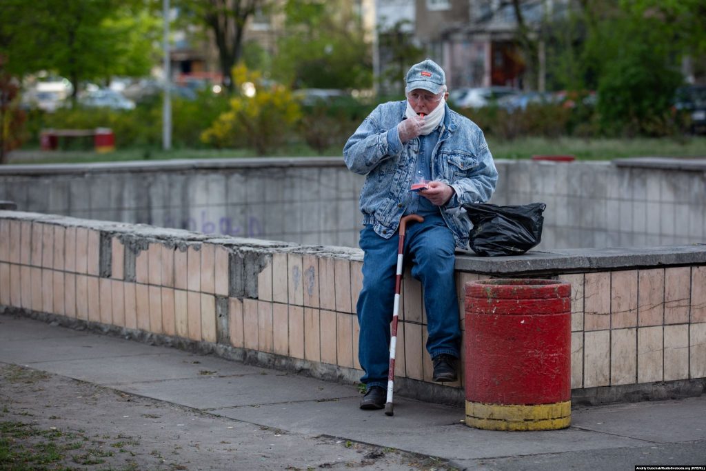 «Пікнік» Василя біля непрацюючого троєщинського фонтану. Фото - Андрій Дубчак
