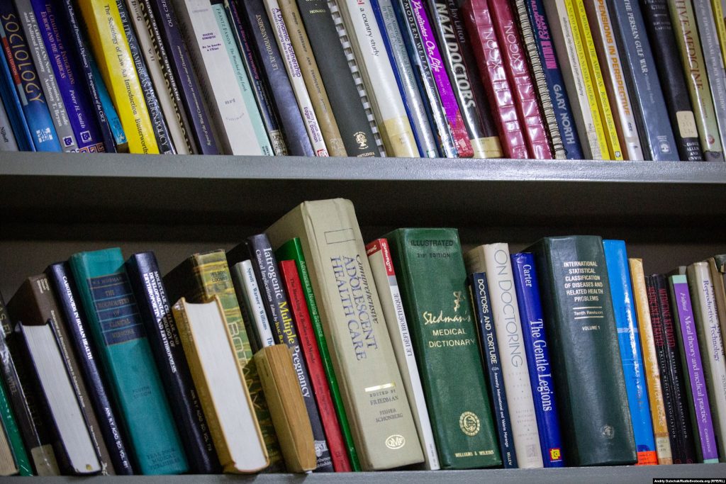 Книжки на полиці бібліотеки у відділенні реабілітації / Фото - Андрій Дубчак