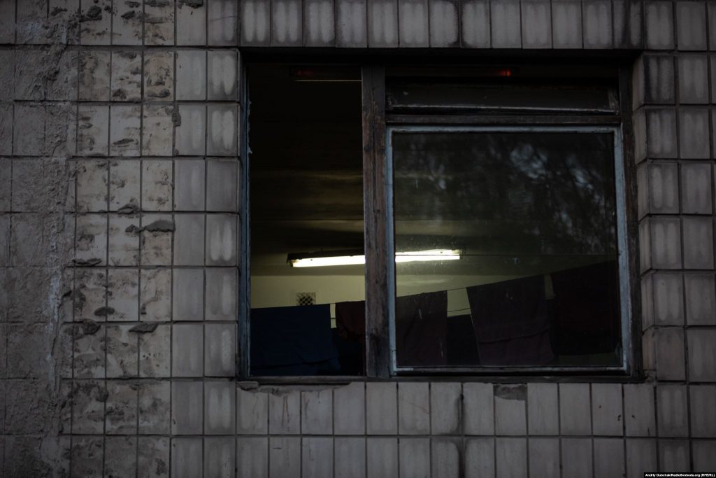 Випрана постільна білизна у вікні одного з корпусів лікарні / Фото - Андрій Дубчак
