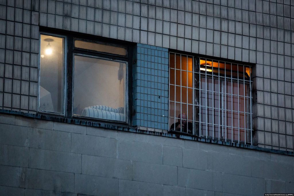 Чоловік курить за гратами вікна одного з корпусів лікарні / Фото - Андрій Дубчак