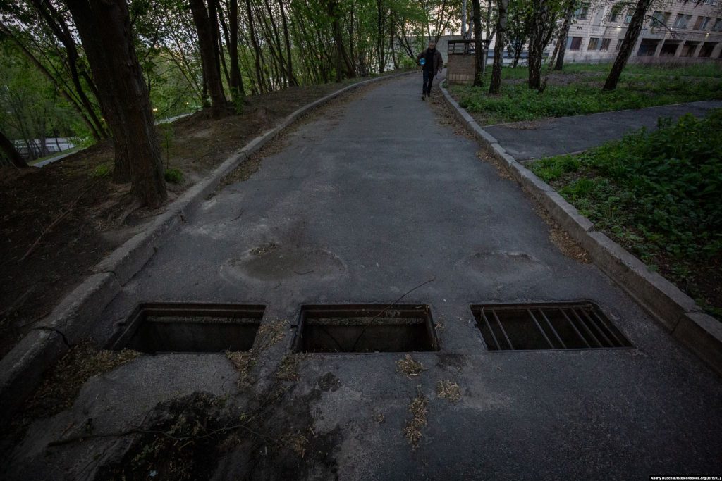 Відкриті ями на дорозі біля одного з відділень лікарні / Фото - Андрій Дубчак